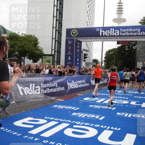 29.06.2025 - hella hamburg halbmarathon Michael Strokosch http://msf.ph/oto/8234158 29.06.2025 10:53:00 Ziel 1257, 1258, 1657, 2099, 2444, 2814, 4557, 4558, 4770, 5907, 7509, 8139, 8720, 8955, 10724, 10811, 11992, 12367, 12519, 14791, 15430, 18590, 18720 meine-sportfotos.de