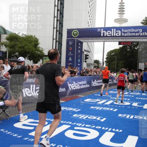 29.06.2025 - hella hamburg halbmarathon Michael Strokosch http://msf.ph/oto/8234188 29.06.2025 10:53:01 Ziel 1257, 1258, 2099, 4557, 4558, 4770, 5907, 7509, 8139, 8720, 8955, 10724, 12367, 12519, 12910, 14791, 15430, 18590, 18720 meine-sportfotos.de