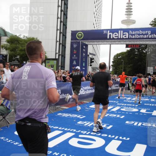 29.06.2025 - hella hamburg halbmarathon Michael Strokosch http://msf.ph/oto/8234234 29.06.2025 10:53:01 Ziel 1257, 1258, 2099, 4557, 4558, 4770, 5907, 7509, 8139, 8720, 8955, 10724, 12367, 12519, 12910, 14791, 15430, 18590, 18720 meine-sportfotos.de