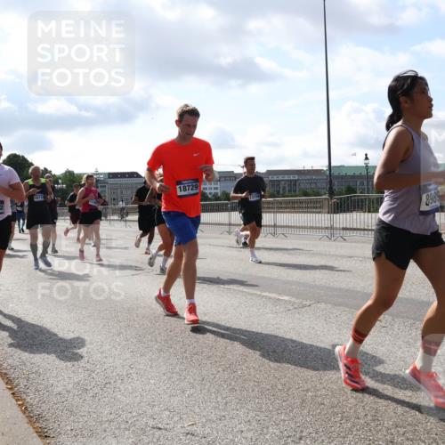 29.06.2025 - hella hamburg halbmarathon Lena Gebhardt http://msf.ph/oto/8234270 29.06.2025 09:56:11 Lombardsbrücke 1061, 1143, 1216, 1257, 1267, 1452, 1461, 1499, 1502, 1507, 1592, 1689, 2083, 2250, 2260, 2504, 2818, 2864, 2884, 2953, 3060, 3256, 3296, 3543, 3692, 3945, 4033, 4077, 4127, 4324, 4346, 4557, 4601, 5116, 5482, 5600, 5607, 5978, 6115, 6134, 6168, 6481, 6511, 6512, 6994, 7056, 7100, 7178, 7224, 7332, 7583, 7943, 8335, 8514, 8968, 8989, 8996, 9246, 9537, 10596 meine-sportfotos.de