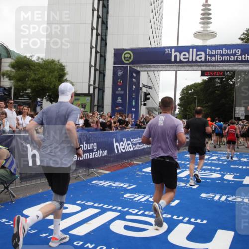 29.06.2025 - hella hamburg halbmarathon Michael Strokosch http://msf.ph/oto/8234271 29.06.2025 10:53:02 Ziel 1258, 2099, 3334, 4557, 4558, 4770, 5907, 7509, 8139, 8720, 9093, 10724, 12155, 12367, 12519, 12910, 14791, 15430, 18590, 18720 meine-sportfotos.de