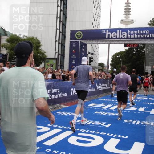 29.06.2025 - hella hamburg halbmarathon Michael Strokosch http://msf.ph/oto/8234306 29.06.2025 10:53:03 Ziel 2099, 3334, 4770, 5907, 7509, 8139, 8587, 9093, 10724, 12155, 12367, 12519, 12910, 14791, 15430, 18590, 18720 meine-sportfotos.de