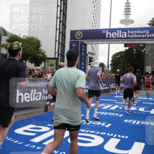 29.06.2025 - hella hamburg halbmarathon Michael Strokosch http://msf.ph/oto/8234327 29.06.2025 10:53:03 Ziel 2099, 3334, 4770, 5907, 7509, 8139, 8587, 9093, 10724, 12155, 12367, 12519, 12910, 14791, 15430, 18590, 18720 meine-sportfotos.de