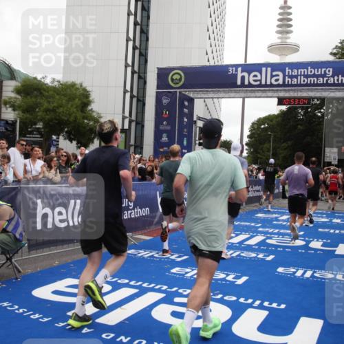 29.06.2025 - hella hamburg halbmarathon Michael Strokosch http://msf.ph/oto/8234350 29.06.2025 10:53:03 Ziel 2099, 3334, 4770, 5907, 7509, 8139, 8587, 9093, 10724, 12155, 12367, 12519, 12910, 14791, 15430, 18590, 18720 meine-sportfotos.de