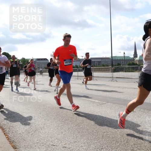 29.06.2025 - hella hamburg halbmarathon Lena Gebhardt http://msf.ph/oto/8234373 29.06.2025 09:56:11 Lombardsbrücke 1061, 1143, 1216, 1257, 1267, 1452, 1461, 1499, 1502, 1507, 1592, 1689, 2083, 2250, 2260, 2504, 2818, 2864, 2884, 2953, 3060, 3256, 3296, 3543, 3692, 3945, 4033, 4077, 4127, 4324, 4346, 4557, 4601, 5116, 5482, 5600, 5607, 5978, 6115, 6134, 6168, 6481, 6511, 6512, 6994, 7056, 7100, 7178, 7224, 7332, 7583, 7943, 8335, 8514, 8968, 8989, 8996, 9246, 9537, 10596 meine-sportfotos.de