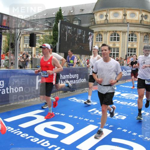 29.06.2025 - hella hamburg halbmarathon Michael Strokosch http://msf.ph/oto/8234376 29.06.2025 10:47:35 Ziel 1012, 1070, 1320, 1592, 1696, 2284, 2839, 2869, 2953, 3304, 5532, 5889, 6009, 8023, 8234, 8852, 8927, 9305, 10969, 11021, 12870, 13223, 13303, 14619, 15451, 15479, 15923, 17846, 17905, 18104, 18758, 19181 meine-sportfotos.de