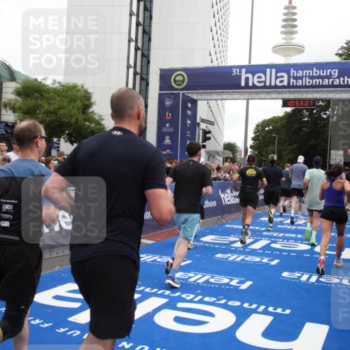 29.06.2025 - hella hamburg halbmarathon Michael Strokosch http://msf.ph/oto/8234395 29.06.2025 10:53:05 Ziel 3059, 3258, 3334, 4121, 4770, 5907, 7509, 7864, 8587, 9093, 9537, 12155, 12367, 12519, 12910, 14791, 15430, 18590, 18720 meine-sportfotos.de