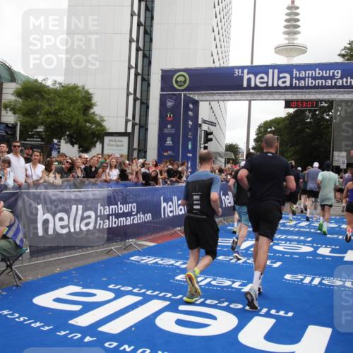 29.06.2025 - hella hamburg halbmarathon Michael Strokosch http://msf.ph/oto/8234401 29.06.2025 10:53:06 Ziel 2208, 3059, 3258, 3334, 4121, 5907, 7509, 7864, 8587, 9093, 9537, 12155, 12367, 12519, 12910, 14323, 14791, 15430, 18590, 18720, 19208 meine-sportfotos.de