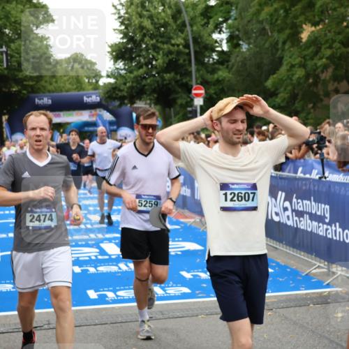 29.06.2025 - hella hamburg halbmarathon Zöllner http://msf.ph/oto/8234421 29.06.2025 10:54:41 Ziel 1125, 1496, 2474, 3310, 5259, 7478, 9012, 10040, 10368, 10376, 12489, 15389, 15584, 17765, 19000 meine-sportfotos.de