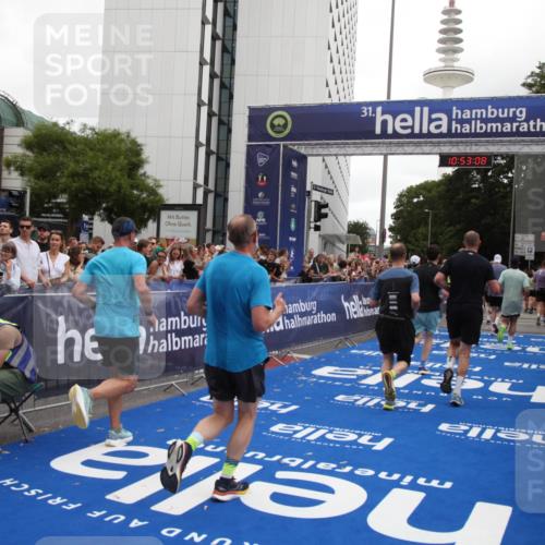 29.06.2025 - hella hamburg halbmarathon Michael Strokosch http://msf.ph/oto/8234428 29.06.2025 10:53:07 Ziel 2208, 3059, 3258, 3334, 4121, 7509, 7864, 8587, 9093, 9537, 12155, 12367, 12519, 12910, 14323, 14791, 15430, 18590, 18720, 19208 meine-sportfotos.de