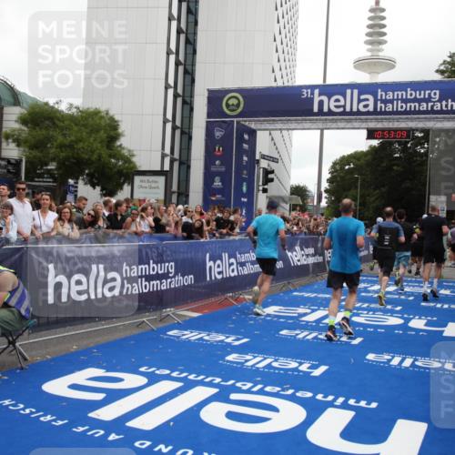 29.06.2025 - hella hamburg halbmarathon Michael Strokosch http://msf.ph/oto/8234469 29.06.2025 10:53:08 Ziel 2208, 3059, 3258, 3334, 4121, 7509, 7864, 8587, 9093, 9537, 12155, 12367, 12519, 12910, 14323, 14791, 18590, 19208 meine-sportfotos.de