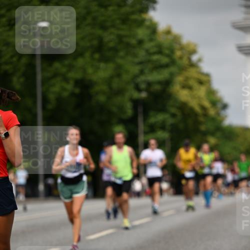 29.06.2025 - hella hamburg halbmarathon Dr. Thomas Lammeyer http://msf.ph/oto/8234480 29.06.2025 10:13:37 Kennedybrücke 3921, 5511, 7081, 7187, 7333, 7636, 9306, 9366, 9434, 9674, 9781, 10036, 10819, 10943, 11067 meine-sportfotos.de