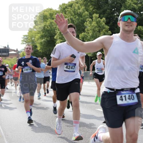 29.06.2025 - hella hamburg halbmarathon Jannik Wohlers http://msf.ph/oto/8234485 29.06.2025 09:53:19 Lombardsbrücke 2270, 2516, 2890, 2937, 3004, 3186, 3414, 4140, 4247, 4949, 5115, 5362, 5460, 5532, 5650, 6071, 6282, 6309, 6388, 6575, 6903, 7385, 7448, 7480, 8023, 9030, 9200, 9626, 9633, 9723, 9965, 10792, 11077, 12271, 13009, 13223, 13225, 13554, 13667, 14034, 14262, 14618, 14619, 14764, 15026, 15611, 15851, 16084, 16549, 16624, 16677, 16766, 17032, 17033, 17376, 17384, 17748, 17960, 18066, 18249, 18638, 18678, 18718, 18873, 18922 meine-sportfotos.de