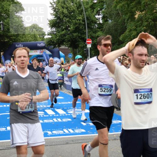 29.06.2025 - hella hamburg halbmarathon Zöllner http://msf.ph/oto/8234495 29.06.2025 10:54:42 Ziel 1125, 1496, 3310, 5259, 7478, 8449, 9012, 10040, 10368, 10376, 12489, 14239, 15389, 15408, 15584, 17231, 17765, 19000 meine-sportfotos.de
