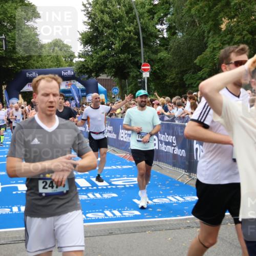 29.06.2025 - hella hamburg halbmarathon Zöllner http://msf.ph/oto/8234500 29.06.2025 10:54:42 Ziel 1125, 1496, 3310, 5259, 7478, 8449, 9012, 10040, 10368, 10376, 12489, 14239, 15389, 15408, 15584, 17231, 17765, 19000 meine-sportfotos.de