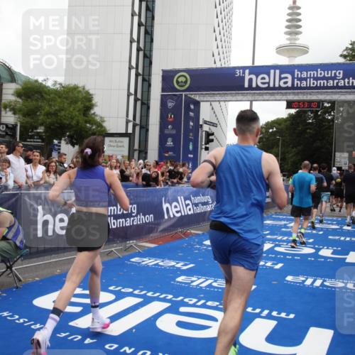 29.06.2025 - hella hamburg halbmarathon Michael Strokosch http://msf.ph/oto/8234506 29.06.2025 10:53:09 Ziel 2208, 3059, 3258, 3334, 4121, 7509, 7864, 8587, 9093, 9537, 12155, 12367, 12910, 14323, 18590, 19208 meine-sportfotos.de