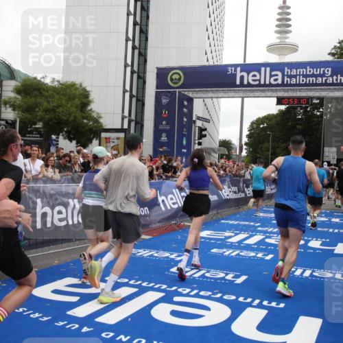 29.06.2025 - hella hamburg halbmarathon Michael Strokosch http://msf.ph/oto/8234534 29.06.2025 10:53:09 Ziel 2208, 3059, 3258, 3334, 4121, 7509, 7864, 8587, 9093, 9537, 12155, 12367, 12910, 14323, 18590, 19208 meine-sportfotos.de