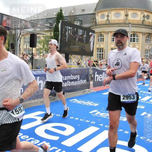 29.06.2025 - hella hamburg halbmarathon Michael Strokosch http://msf.ph/oto/8234538 29.06.2025 10:47:36 Ziel 1070, 1320, 1592, 1696, 2284, 2953, 3304, 5532, 5889, 6009, 8023, 8234, 8852, 8927, 10969, 11021, 12870, 13223, 13303, 14618, 14619, 15451, 15479, 17846, 17905, 18104, 18970, 19181 meine-sportfotos.de