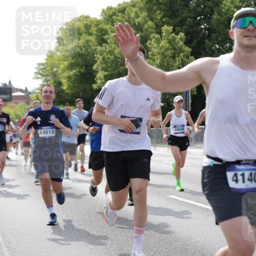 29.06.2025 - hella hamburg halbmarathon Jannik Wohlers http://msf.ph/oto/8234556 29.06.2025 09:53:20 Lombardsbrücke 2270, 2516, 2823, 2890, 2937, 3004, 3186, 3414, 4140, 4247, 4949, 5115, 5362, 5532, 5650, 6071, 6309, 6388, 6575, 6903, 7385, 7448, 7480, 8023, 8269, 9030, 9626, 9633, 9723, 9965, 10792, 11077, 12271, 13009, 13223, 13225, 13554, 13667, 14262, 14618, 14619, 14764, 15026, 15611, 15851, 16084, 16475, 16549, 16624, 16677, 16766, 17032, 17033, 17376, 17384, 17748, 17960, 18066, 18249, 18638, 18678, 18718, 18790, 18873, 18922 meine-sportfotos.de