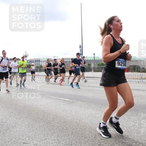 29.06.2025 - hella hamburg halbmarathon Lena Gebhardt http://msf.ph/oto/8234561 29.06.2025 10:33:38 Lombardsbrücke 1189, 1275, 1764, 1896, 1995, 2038, 2054, 2085, 2342, 2776, 2838, 3170, 3264, 3340, 3341, 3345, 3560, 3812, 4164, 4361, 4433, 4445, 4449, 4479, 4696, 4942, 5075, 5096, 5141, 5180, 5557, 5566, 5569, 5691, 5821, 5822, 5887, 6109, 6515, 6516, 6773, 6854, 6956, 6999, 7027, 7565, 7653, 7705, 8021, 8157, 8202, 8282, 8375, 8377, 8383, 8401, 8595, 8891, 9094, 9234, 9258, 9289, 9438, 9591, 9592, 9750, 9780, 9799, 9875, 9995, 10007, 10071, 10561, 11229, 11713, 11811, 11826 meine-sportfotos.de