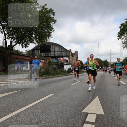 29.06.2025 - hella hamburg halbmarathon Yannick Fuchs http://msf.ph/oto/8234572 29.06.2025 10:34:25 20KM 1358, 1975, 2044, 2573, 2972, 3547, 3626, 4381, 4398, 4565, 4766, 4888, 5752, 6149, 8319, 8346, 8574, 8933, 9116, 9540, 11284, 11714, 11806, 12046, 12091, 12372, 13190, 14077, 14272, 14699, 15421, 15435, 15828, 17425, 17668, 17792, 17916, 17973, 18013, 18154, 18803 meine-sportfotos.de