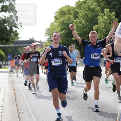29.06.2025 - hella hamburg halbmarathon Jannik Wohlers http://msf.ph/oto/8234600 29.06.2025 09:53:20 Lombardsbrücke 2270, 2516, 2823, 2890, 2937, 3004, 3186, 3414, 4140, 4247, 4949, 5115, 5362, 5532, 5650, 6071, 6309, 6388, 6575, 6903, 7385, 7448, 7480, 8023, 8269, 9030, 9626, 9633, 9723, 9965, 10792, 11077, 12271, 13009, 13223, 13225, 13554, 13667, 14262, 14618, 14619, 14764, 15026, 15611, 15851, 16084, 16475, 16549, 16624, 16677, 16766, 17032, 17033, 17376, 17384, 17748, 17960, 18066, 18249, 18638, 18678, 18718, 18790, 18873, 18922 meine-sportfotos.de