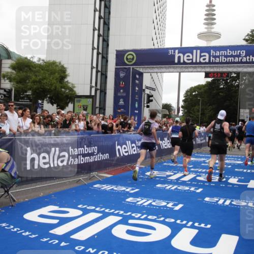 29.06.2025 - hella hamburg halbmarathon Michael Strokosch http://msf.ph/oto/8234608 29.06.2025 10:53:11 Ziel 2111, 2208, 3059, 3258, 3334, 4121, 7864, 8587, 9093, 9537, 12155, 14323, 16986, 19208 meine-sportfotos.de