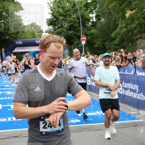 29.06.2025 - hella hamburg halbmarathon Zöllner http://msf.ph/oto/8234625 29.06.2025 10:54:43 Ziel 1125, 1496, 2561, 3310, 7478, 8449, 9012, 10040, 10368, 10376, 12489, 13147, 14239, 15389, 15408, 15584, 17231, 17765, 19000 meine-sportfotos.de