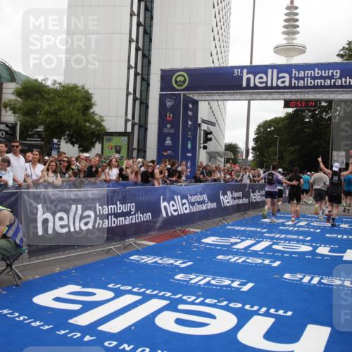 29.06.2025 - hella hamburg halbmarathon Michael Strokosch http://msf.ph/oto/8234655 29.06.2025 10:53:13 Ziel 2111, 2208, 3059, 3258, 4121, 7383, 7864, 8273, 9537, 14323, 16929, 16986, 19208 meine-sportfotos.de
