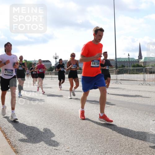 29.06.2025 - hella hamburg halbmarathon Lena Gebhardt http://msf.ph/oto/8234656 29.06.2025 09:56:12 Lombardsbrücke 1061, 1143, 1216, 1257, 1267, 1452, 1461, 1499, 1502, 1507, 1592, 1689, 2083, 2250, 2260, 2504, 2818, 2864, 2884, 2953, 3060, 3256, 3296, 3543, 3692, 3945, 4033, 4077, 4127, 4324, 4346, 4557, 4601, 5116, 5482, 5600, 5607, 5978, 6115, 6134, 6168, 6481, 6511, 6512, 6994, 7056, 7100, 7178, 7224, 7332, 7583, 7943, 8335, 8514, 8968, 8989, 8996, 9246, 9537, 10596 meine-sportfotos.de