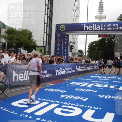 29.06.2025 - hella hamburg halbmarathon Michael Strokosch http://msf.ph/oto/8234701 29.06.2025 10:53:14 Ziel 2111, 2208, 3059, 4121, 7383, 7864, 8273, 8361, 9537, 14323, 16929, 16986, 19208 meine-sportfotos.de
