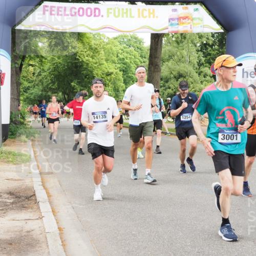 29.06.2025 - hella hamburg halbmarathon MichiJ http://msf.ph/oto/8234706 29.06.2025 10:49:54 Zwischen KM18-KM19 1254, 1334, 1573, 1722, 1881, 3001, 3921, 4370, 4665, 5384, 5734, 8822, 9718, 10214, 10705, 12004, 13528, 14135, 15252, 16808, 17757, 18717 meine-sportfotos.de