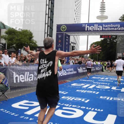 29.06.2025 - hella hamburg halbmarathon Michael Strokosch http://msf.ph/oto/8234711 29.06.2025 10:53:16 Ziel 2111, 7383, 8273, 8361, 9142, 12875, 15179, 16929, 16986 meine-sportfotos.de