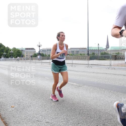 29.06.2025 - hella hamburg halbmarathon Lena Gebhardt http://msf.ph/oto/8234720 29.06.2025 10:09:25 Lombardsbrücke 1147, 1188, 1456, 1483, 1513, 1823, 1838, 2978, 4859, 5806, 5885, 6674, 7187, 7453, 8090, 9297, 9718, 9988, 10194, 10819, 11067, 11496, 12156, 12509, 12862, 13210, 13592, 13660, 14736, 15697, 16688, 16918, 17347, 18505, 18726, 18727, 19166 meine-sportfotos.de
