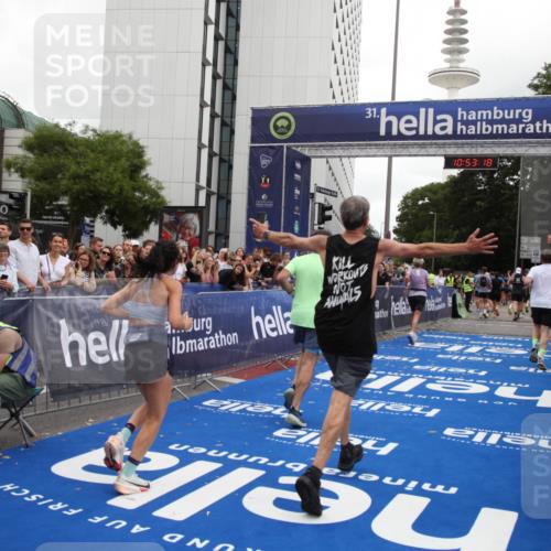 29.06.2025 - hella hamburg halbmarathon Michael Strokosch http://msf.ph/oto/8234726 29.06.2025 10:53:17 Ziel 2111, 7383, 8273, 8361, 9142, 12875, 15179, 16929, 16986 meine-sportfotos.de