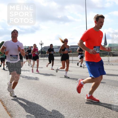 29.06.2025 - hella hamburg halbmarathon Lena Gebhardt http://msf.ph/oto/8234734 29.06.2025 09:56:12 Lombardsbrücke 1061, 1143, 1216, 1257, 1267, 1452, 1461, 1499, 1502, 1507, 1592, 1689, 2083, 2250, 2260, 2504, 2818, 2864, 2884, 2953, 3060, 3256, 3296, 3543, 3692, 3945, 4033, 4077, 4127, 4324, 4346, 4557, 4601, 5116, 5482, 5600, 5607, 5978, 6115, 6134, 6168, 6481, 6511, 6512, 6994, 7056, 7100, 7178, 7224, 7332, 7583, 7943, 8335, 8514, 8968, 8989, 8996, 9246, 9537, 10596 meine-sportfotos.de