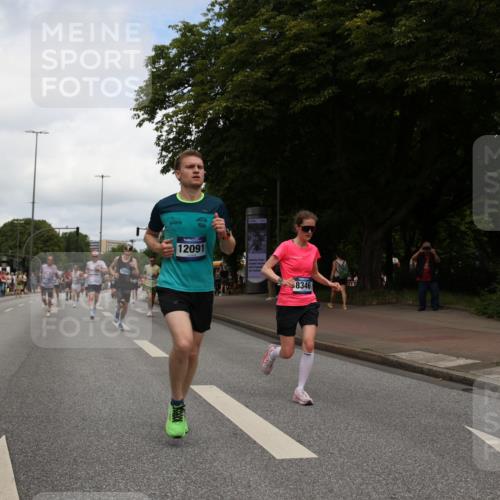 29.06.2025 - hella hamburg halbmarathon Yannick Fuchs http://msf.ph/oto/8234747 29.06.2025 10:34:27 20KM 1358, 1975, 2044, 2573, 2972, 3547, 3626, 4381, 4398, 4766, 4888, 5752, 6149, 6152, 7495, 7622, 8346, 8467, 8574, 8933, 9116, 9540, 11284, 11714, 11806, 12046, 12091, 12372, 13190, 14077, 14699, 15421, 15435, 15828, 17425, 17792, 17916, 17973, 18013, 18154 meine-sportfotos.de
