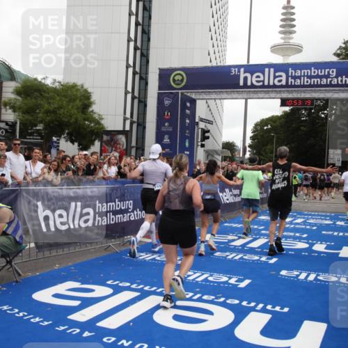 29.06.2025 - hella hamburg halbmarathon Michael Strokosch http://msf.ph/oto/8234755 29.06.2025 10:53:18 Ziel 2074, 2111, 7312, 7383, 8273, 8361, 9142, 12875, 15179, 16929, 16986 meine-sportfotos.de