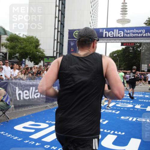 29.06.2025 - hella hamburg halbmarathon Michael Strokosch http://msf.ph/oto/8234781 29.06.2025 10:53:19 Ziel 2074, 2111, 7312, 7383, 8273, 8361, 9142, 12875, 15179, 15681, 16929, 16986, 18901 meine-sportfotos.de