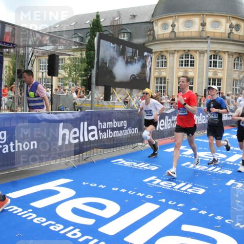 29.06.2025 - hella hamburg halbmarathon Michael Strokosch http://msf.ph/oto/8234793 29.06.2025 10:47:37 Ziel 1070, 1320, 1592, 1696, 2284, 2953, 3304, 5889, 6009, 8023, 8234, 8852, 8927, 10969, 11021, 12870, 13223, 13303, 14618, 14619, 15451, 15479, 17846, 17905, 18104, 18970, 19181 meine-sportfotos.de