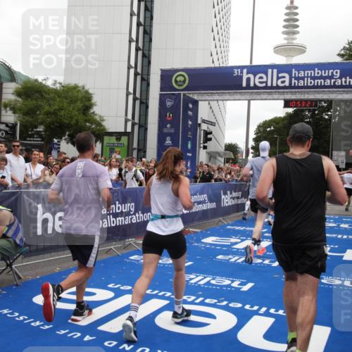 29.06.2025 - hella hamburg halbmarathon Michael Strokosch http://msf.ph/oto/8234805 29.06.2025 10:53:20 Ziel 1683, 2074, 4065, 7312, 7383, 8273, 8361, 9142, 11844, 12875, 15179, 15681, 16929, 16986, 18901 meine-sportfotos.de