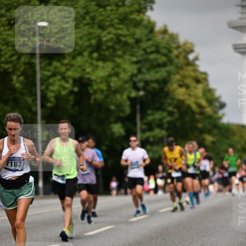 29.06.2025 - hella hamburg halbmarathon Dr. Thomas Lammeyer http://msf.ph/oto/8234818 29.06.2025 10:13:38 Kennedybrücke 1838, 3921, 5511, 7187, 7333, 7636, 9306, 9366, 9434, 9674, 9781, 10036, 10819, 10943, 11067 meine-sportfotos.de