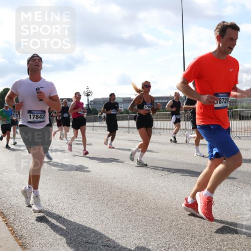 29.06.2025 - hella hamburg halbmarathon Lena Gebhardt http://msf.ph/oto/8234822 29.06.2025 09:56:12 Lombardsbrücke 1061, 1143, 1216, 1257, 1267, 1452, 1461, 1499, 1502, 1507, 1592, 1689, 2083, 2250, 2260, 2504, 2818, 2864, 2884, 2953, 3060, 3256, 3296, 3543, 3692, 3945, 4033, 4077, 4127, 4324, 4346, 4557, 4601, 5116, 5482, 5600, 5607, 5978, 6115, 6134, 6168, 6481, 6511, 6512, 6994, 7056, 7100, 7178, 7224, 7332, 7583, 7943, 8335, 8514, 8968, 8989, 8996, 9246, 9537, 10596 meine-sportfotos.de