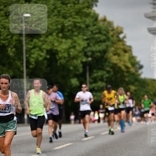 29.06.2025 - hella hamburg halbmarathon Dr. Thomas Lammeyer http://msf.ph/oto/8234852 29.06.2025 10:13:38 Kennedybrücke 1838, 3921, 5511, 7187, 7333, 7636, 9306, 9366, 9434, 9674, 9781, 10036, 10819, 10943, 11067 meine-sportfotos.de