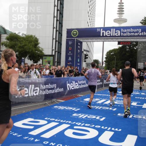 29.06.2025 - hella hamburg halbmarathon Michael Strokosch http://msf.ph/oto/8234857 29.06.2025 10:53:21 Ziel 1683, 2074, 2354, 4065, 7312, 7383, 8273, 8361, 9142, 11844, 12490, 12875, 15179, 15681, 16929, 18901 meine-sportfotos.de