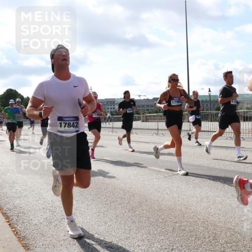 29.06.2025 - hella hamburg halbmarathon Lena Gebhardt http://msf.ph/oto/8234907 29.06.2025 09:56:12 Lombardsbrücke 1061, 1143, 1216, 1257, 1267, 1452, 1461, 1499, 1502, 1507, 1592, 1689, 2083, 2250, 2260, 2504, 2818, 2864, 2884, 2953, 3060, 3256, 3296, 3543, 3692, 3945, 4033, 4077, 4127, 4324, 4346, 4557, 4601, 5116, 5482, 5600, 5607, 5978, 6115, 6134, 6168, 6481, 6511, 6512, 6994, 7056, 7100, 7178, 7224, 7332, 7583, 7943, 8335, 8514, 8968, 8989, 8996, 9246, 9537, 10596 meine-sportfotos.de