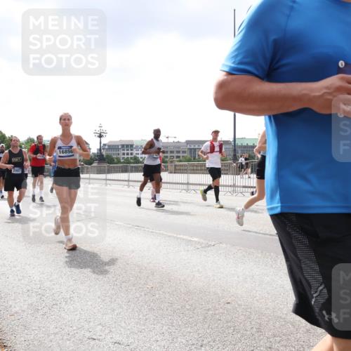 29.06.2025 - hella hamburg halbmarathon Lena Gebhardt http://msf.ph/oto/8234953 29.06.2025 10:45:10 Lombardsbrücke 1024, 1273, 1629, 1685, 1798, 1924, 2007, 2216, 2217, 2674, 2779, 3160, 3164, 3357, 3377, 3570, 3879, 3993, 4099, 4102, 4186, 4275, 4306, 4337, 4504, 4820, 4851, 5099, 5108, 5190, 5339, 5636, 5949, 6150, 6509, 6763, 6788, 6841, 6888, 6911, 6922, 6980, 7530, 7541, 7699, 7912, 8582, 8594, 8605, 8762, 8907, 9036, 9084, 9085, 9331, 9333, 9620, 10182, 10225, 10562, 10566, 10668, 10707, 11272, 11314, 12198, 12318, 12332, 12334, 12394, 13039, 13261 meine-sportfotos.de