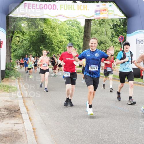 29.06.2025 - hella hamburg halbmarathon MichiJ http://msf.ph/oto/8234970 29.06.2025 10:49:56 Zwischen KM18-KM19 1254, 1334, 1573, 1881, 2683, 3001, 3921, 4538, 4665, 5384, 9439, 9554, 9718, 10705, 12004, 13503, 14135, 15252, 16808, 17757, 18717, 18999 meine-sportfotos.de