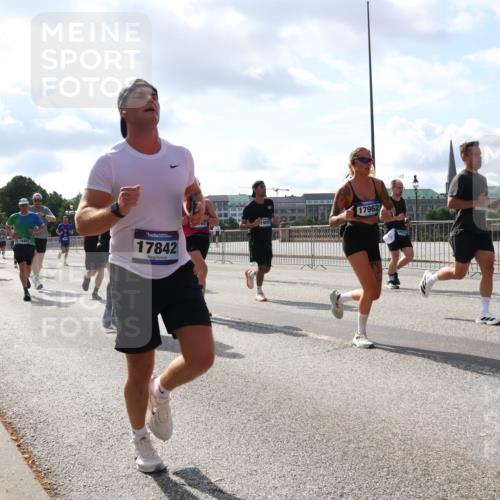 29.06.2025 - hella hamburg halbmarathon Lena Gebhardt http://msf.ph/oto/8234986 29.06.2025 09:56:12 Lombardsbrücke 1061, 1143, 1216, 1257, 1267, 1452, 1461, 1499, 1502, 1507, 1592, 1689, 2083, 2250, 2260, 2504, 2818, 2864, 2884, 2953, 3060, 3256, 3296, 3543, 3692, 3945, 4033, 4077, 4127, 4324, 4346, 4557, 4601, 5116, 5482, 5600, 5607, 5978, 6115, 6134, 6168, 6481, 6511, 6512, 6994, 7056, 7100, 7178, 7224, 7332, 7583, 7943, 8335, 8514, 8968, 8989, 8996, 9246, 9537, 10596 meine-sportfotos.de