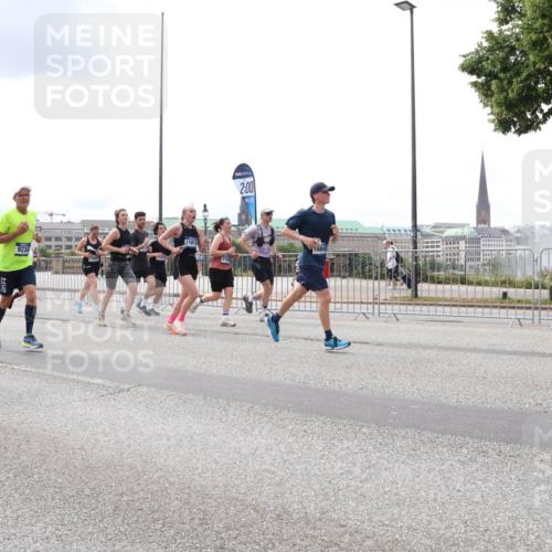 29.06.2025 - hella hamburg halbmarathon Lena Gebhardt http://msf.ph/oto/8235000 29.06.2025 10:33:39 Lombardsbrücke 1189, 1275, 1417, 1764, 1896, 1995, 2038, 2054, 2085, 2342, 2482, 2776, 2838, 3170, 3264, 3340, 3341, 3345, 3560, 3812, 4164, 4361, 4433, 4445, 4449, 4479, 4696, 4942, 5075, 5096, 5141, 5557, 5566, 5569, 5691, 5821, 5822, 5887, 6109, 6364, 6515, 6516, 6773, 6854, 6956, 6999, 7027, 7565, 7653, 7705, 8021, 8157, 8202, 8282, 8375, 8377, 8383, 8401, 8595, 8891, 9094, 9234, 9258, 9289, 9438, 9591, 9592, 9750, 9780, 9799, 9875, 9995, 10007, 10071, 10561, 11713, 11811, 11826 meine-sportfotos.de